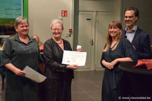 Verdienstelijke leden van jarige muziekvereniging Music Time in de bloemetjes gezet