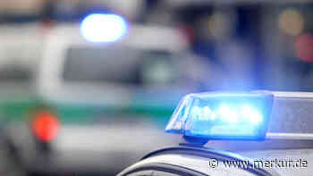 Junger Motorradfahrer ohne Fahrerlaubnis stürzt ins Feld