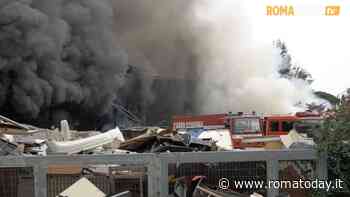 VIDEO | Bruciano tonnellate di rifiuti sversati illegalmente: l'incendio al capannone di La Rustica