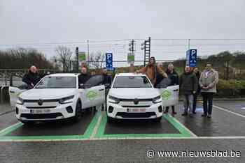 Kustgemeente heeft eerste 2 van 63 deelauto’s van Claus2You, actrice Silke Thorrez geeft voorbeeld