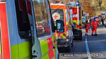 Schlimmer Unfall in Waging: Auto und Bus beteiligt - ein Schwerverletzer