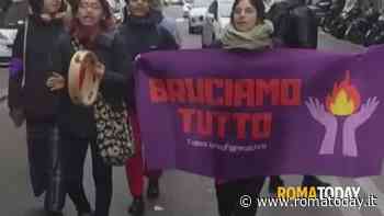 VIDEO | Transfemministe bloccano la Tiburtina. Portate via di peso dalla strada