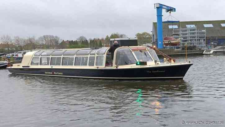 Spiksplinternieuwe elektrische rondvaartboot The Sunflower op weg naar Amsterdam 