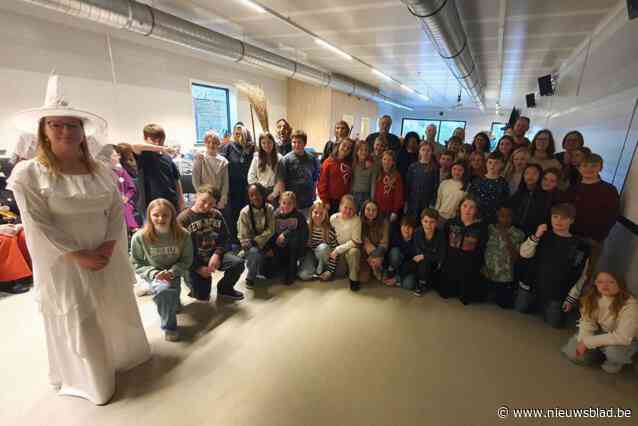 Witte heks doet intrede bij Makrallen in Bever: “Ze moet het geweld op vrouwen bespreekbaar maken”