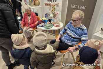 110 kleuters in mutsen en sjaals feliciteren Maria en Laura met hun 100ste verjaardag: “Nog veel mooier dan in mijn droom”