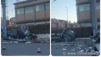 Incidente via Anagnina: automobilsta si schianta contro i cassonetti dei rifiuti