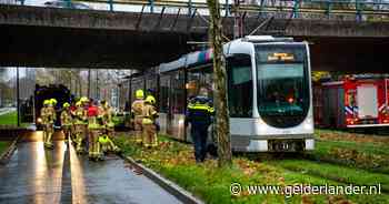 Persoon die urenlang onder Rotterdamse tram lag na aanrijding, is overleden