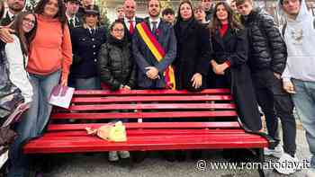 Inaugurata una panchina rossa in memoria di Manuela Petrangeli