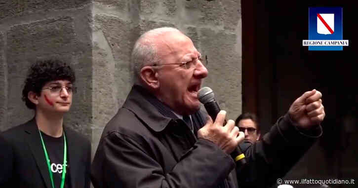 Violenza contro le donne, De Luca incontra gli studenti: “Ragazzi, domina chi ha il cervello, non la forza. Ragazze, siate come siete”