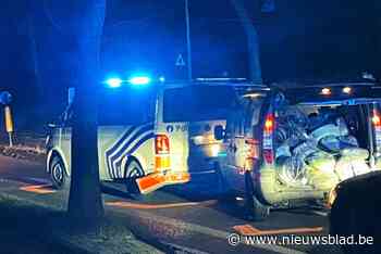Politie rijdt vluchtauto ramkrakers klem na lange achtervolging en pakt vier verdachten op