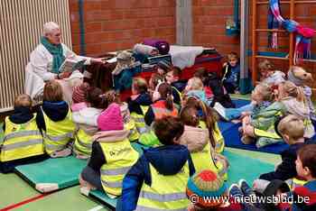 Leerlingen trekken op voorleeswandeling