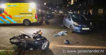 Scooterrijder landt op autoruit na botsing in Ede