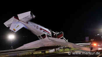 Pilot verliert Kontrolle – Cessna stürzt auf Staatsstraße und bleibt kopfüber liegen