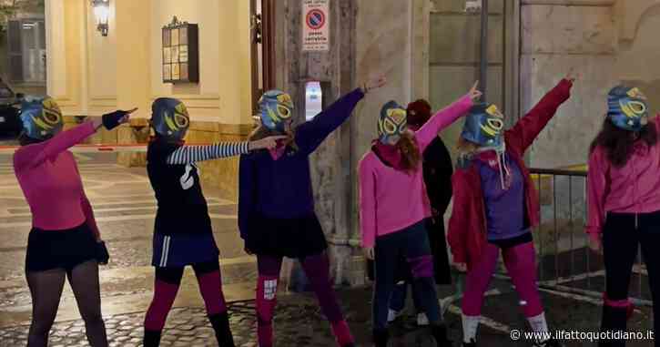 Presidio delle attiviste femministe davanti a Montecitorio: “Il patriarcato ha il volto di questo Governo”