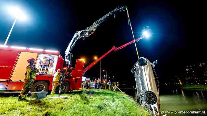 Automobiliste wijkt uit voor konijn, schrikt en rijdt het kanaal in