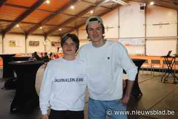 Arend-Jan (19) en Tiemen (20) zamelen met tennismarathon 4.000 euro in voor goed doel: “Onze tennisclub is één grote familie”