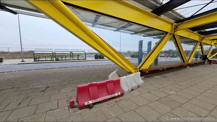 Almere - Reizigers stoten hun hoofd op het busstation
