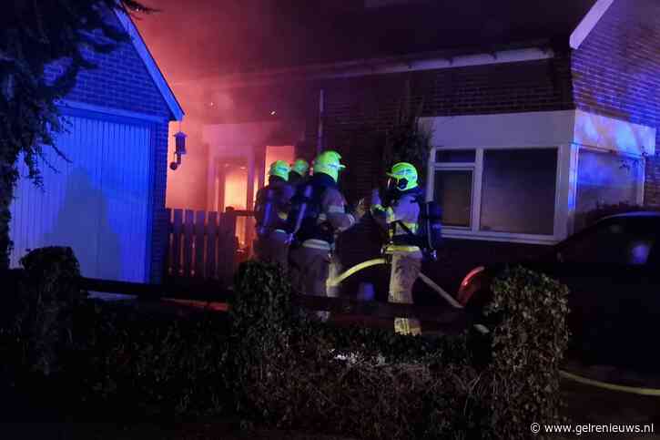 Uitslaande brand in woning, bewoners naar ziekenhuis