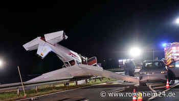 Bei der Landung verunglückt: Flugzeug stürzt in Bayern auf Landstraße