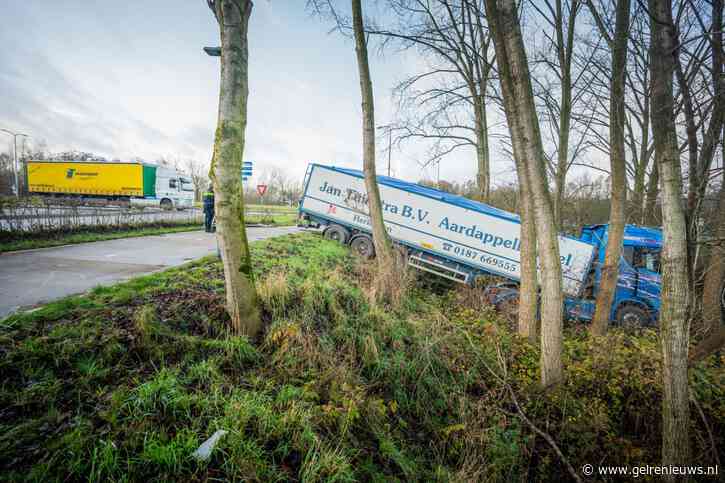 Vrachtwagenchauffeur belandt onderaan talud bij rotonde