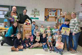(Groot)ouders komen voorlezen aan kinderen De Talentenboog