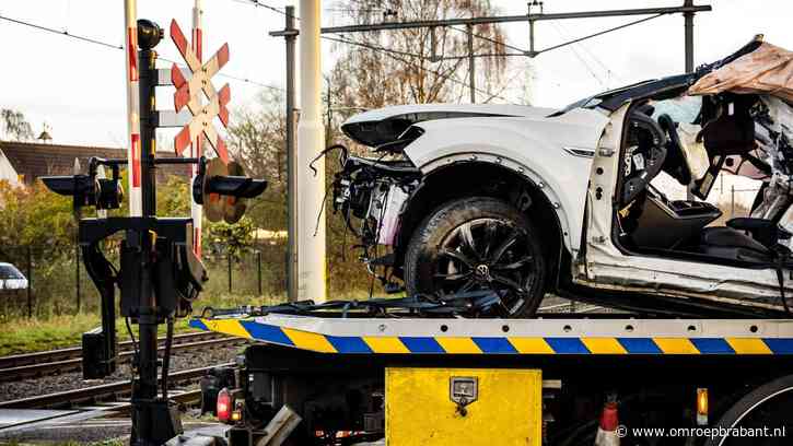 Twee doden na botsing met trein bij politieachtervolging: auto was gestolen