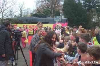Warmste Schoolbus van MNM brengt Zita Wauters naar Sint-Laurensschool: “Hier vlammen ze tegen eenzaamheid”