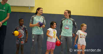 Werder Profis zu Gast in den SPIELRAUM Einrichtungen