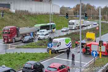 Bestelwagen kantelt na botsing met anoniem politievoertuig: bestuurder gewond afgevoerd
