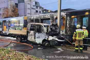 Transporter rammt Stadtbahn und gerät in Brand