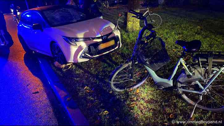 Urk - Fietser met spoed naar ziekenhuis na aanrijding met auto