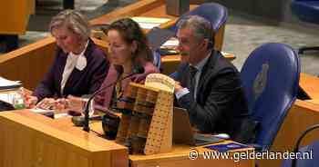 Kamerleden leveren telefoons in bij voorzitter voor onderwijsdebat, PVV doet niet mee