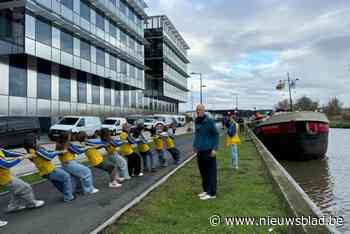 Leerlingen slepen vrachtschip van 150 ton voort met touw, tegen stroming in: “Je voelt het wel aan je benen”