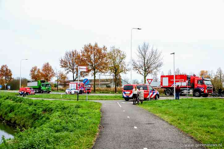 Politie begeleid brandende vuilniswagen naar afvalverwerkingsbedrijf