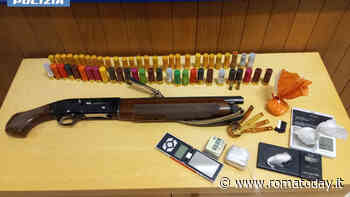 Droga e un fucile a canna mozza rubato nell'armadio della camera da letto