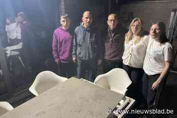 “Wie gooide een brandbom naar ons huis?” Gezin in shock nadat fles met benzine over  haag vliegt en ontploft