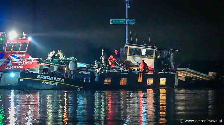 Schipbreuk op de Rijn bij Arnhem binnenvaartschip maakt water
