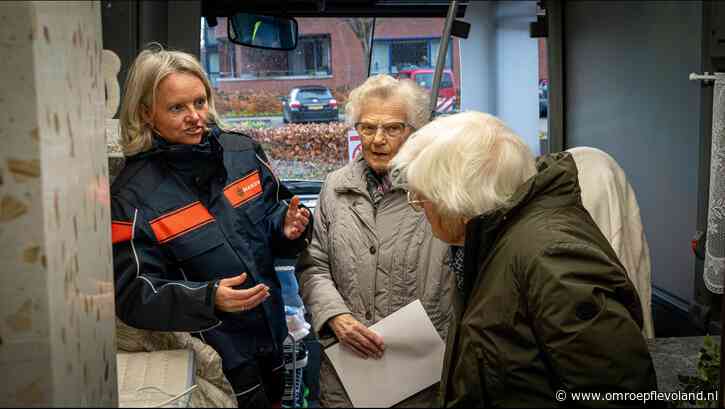 Emmeloord - In de Brandveilig-bus op zoek naar gevaren: 'vrouw valt in slaap tijdens het koken'