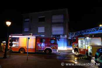 Keuken van appartement brandt uit, bewoner naar ziekenhuis