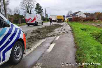 Vrachtwagen verliest deel van lading zand
