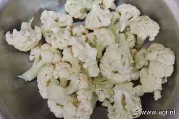 Bakken vol bloemkool vallen van aanhangwagen in Vlamertinge