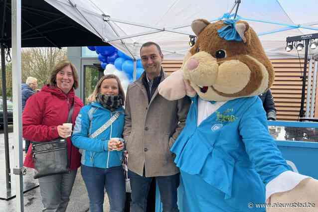 Rij van zo’n 300 wachtenden bij opening nieuwe Albert Heijn in Emblem: “Goed dat ook op zondagvoormiddag open is”