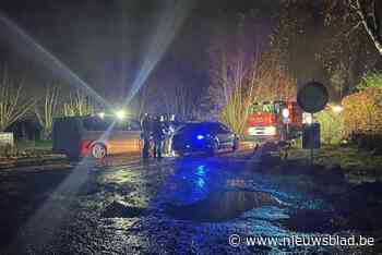 Carport met wagen brandt helemaal uit: politie onderzoekt oorzaak