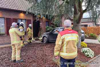 Bestuurster verliest controle over auto en smakt tegen gevel en voordeur van woning