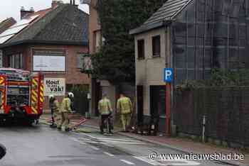 Woning brandt uit, bewoner (82) naar ziekenhuis voor verzorging: “Hij kon zijn wandelstok nog nemen en ging naar de buren”