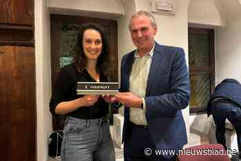 Eddy Couckuyt (69) zwaait na 42 jaar af als gemeenteraadslid, maar zijn naamplaatje mag blijven staan: “Het moet deugd doen dat de genen doorgegeven zijn”