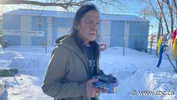 Saskatoon man smudges outside makeshift shelter to advocate for homeless