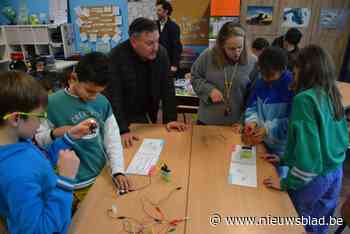 Leerlingen basisschool Vijverbeek ontdekken technische en wetenschappelijke vaardigheden met gratis STE(A)M-box in de klas: “Het is zoals Lego maken”