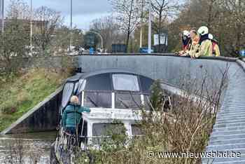 Plezierjacht botst tegen brug na technisch defect