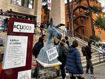 Insulti a Meloni e Bernini, slogan pro Pal, tende sul tetto. Caos alla Sapienza